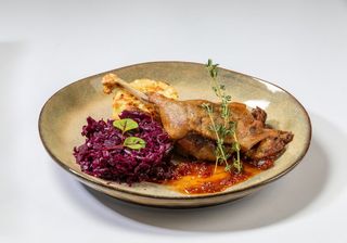 Pulpa de rata confiata cu cartofi gratinati 