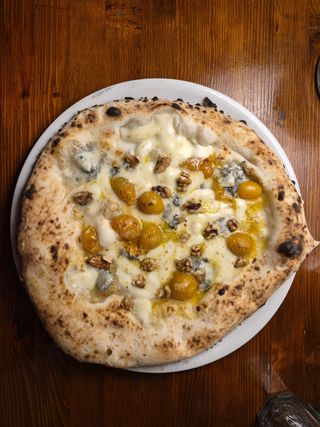 Pomodorini gialli, gorgonzola e noci