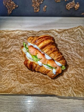 Лосось крем чиз круассан