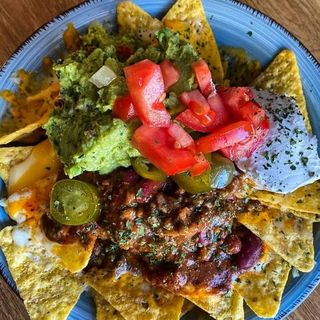 Tapa De Nachos Con Guacamole Y Cheddar