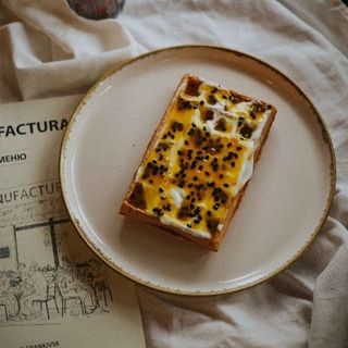 Гофра з маракуєю та ніжним сметанковим соусом (210г)