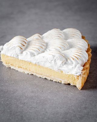 Porción tarta de limón con merengue 