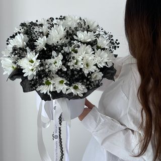 Композиція «Хризантема (5) з чорною гіпсофілою (2)» 