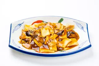 138 Toufu con funghi bambu in salsa di soia