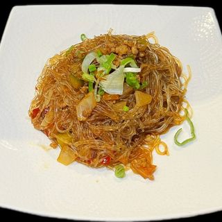 056. Spaghetti di soia con carne e piccante