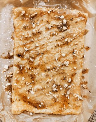 Млинець з Камамбером, трюфельним медом та горіхами (220г)