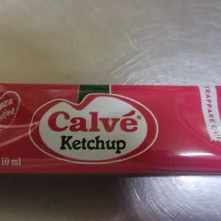 UNA BUSTINA DI KETCHUP