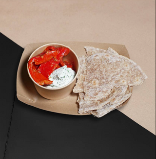 Sałatka z pieczonej papryki z serkiem podawana z pszenno-żytnią paleniczką (280g)