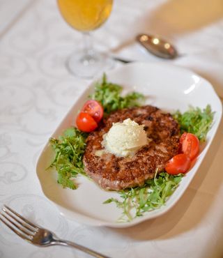 Pljeskavica na kajmaku sa pomfritom