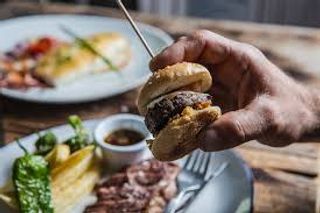 Mini hamburguesa de ternera con queso  y bacon