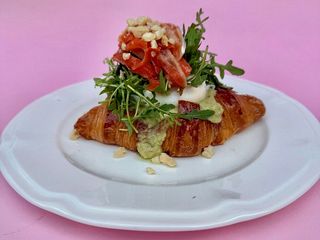 Круасан з лососем