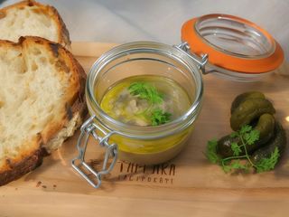 Паштет із печінки домашньої Курки з чорним Трюфелем  - подається з Пікулі та хрустким Бріошем (90/60/100g)