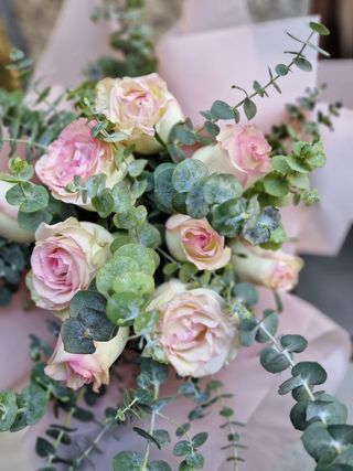 Buchet din 9 trandafiri cu eucalipt