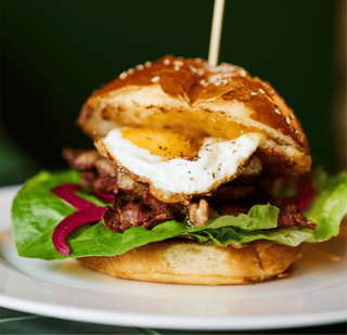 Burger z kiełbaską i bekonem