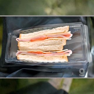 Sandwich cu sunca Praga, cascaval si rosii