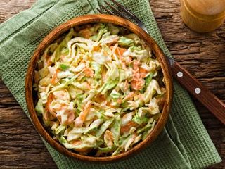 96. Салата от пилешко и зеленчуци (400г)