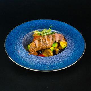 Салат з запеченими овочами та телятиною