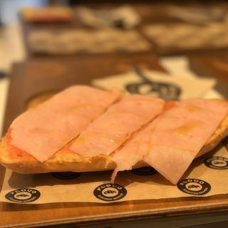 Tomate Natural, Aceite, Sal, York Y Queso (Media Porción)