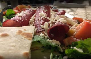 L. Piatto di bresaola, pomodori, rucola e scaglie di grana 