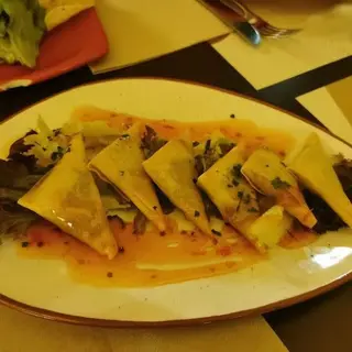 Samosas vegetales con salsa agridulce