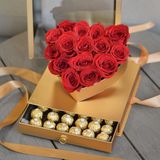 Cutie aurie cu trandafiri roșii și Ferrero