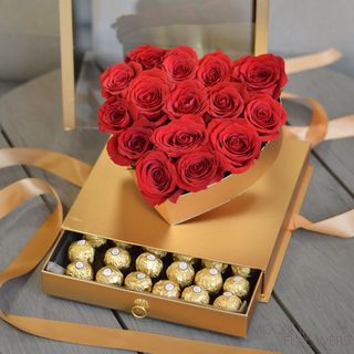 Cutie aurie cu trandafiri roșii și Ferrero
