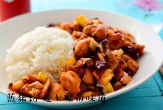 Riso servito con pollo gongbao