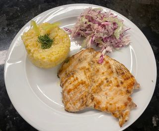 Piept de pui la grătar cu orez şi salata de varza