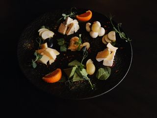 Палітра сирів з сезонними фруктами та Медовими сотами (210г)