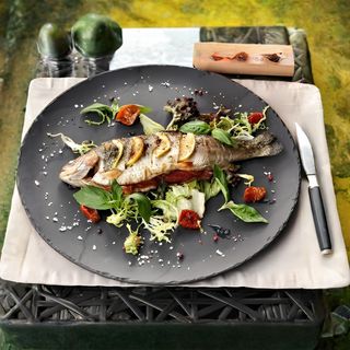 Сибас на гриле с миксом салата