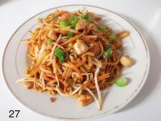 27. Ciao Mien con pollo