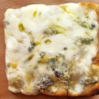 Pizza Cuatro Quesos - Porción - (14 x 12 Cm.)