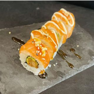 135.Uramaki Roll Salmón Pollo Tempura (8 Uds.)