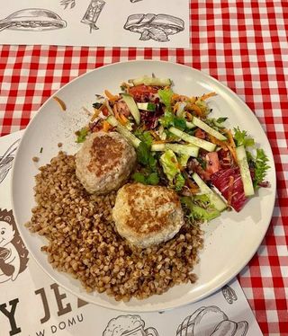 Kotlet mielony 2 szt z kaszą gryczaną i surówką
