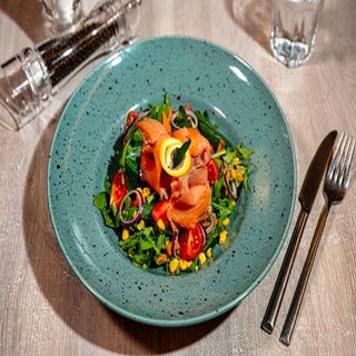 Salată cu somon fume