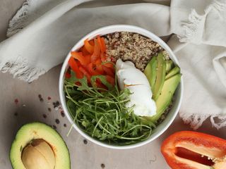 Առողջ պոկե բոուլ քինուայով և ավոկադոյով