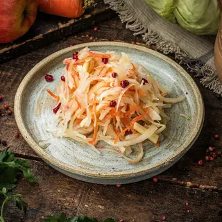 Салат з маринованої капусти та яблуками