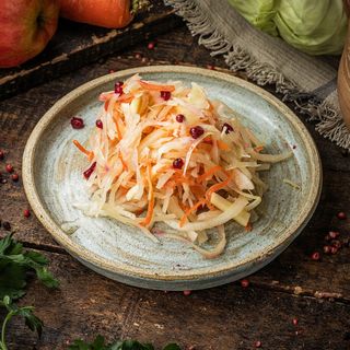 Салат з маринованої капусти та яблуками