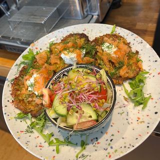 Placuszki z cukinii z łososiem