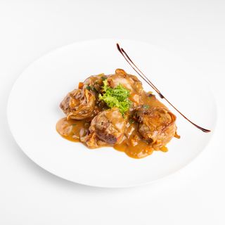 Svinjski file sa špekom i korjenastim povrćem