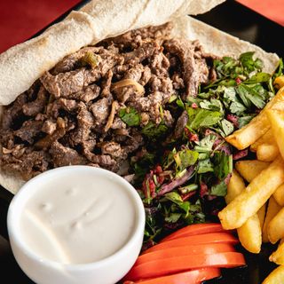 Shaorma de vita cu cartofi prajiti