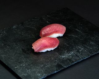 Nigiri de atún (2 pzs.)