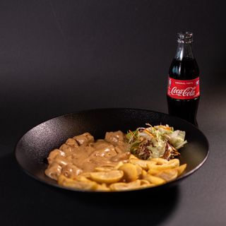 Piletina u šampinjon sosu sa prilogom