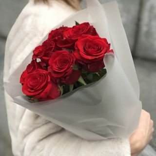 Букет 7 червоних троянд