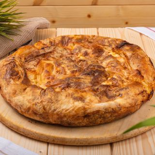 Домашна селска баница с краве сирене, яйца и масло