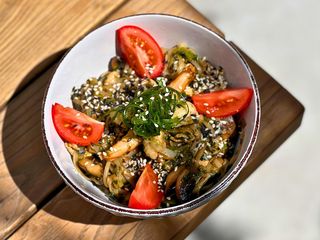 ЯЄЧНА ЛОКШИНА З КУРКОЮ, КРЕВЕТКОЮ ТА ПОРЕЄМ (330g)