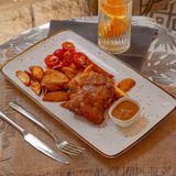 Pileći batak u breskva-BBQ sosu sa pećenim krompirom 400g