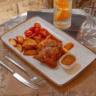 Pileći batak u breskva-BBQ sosu sa pećenim krompirom 400g