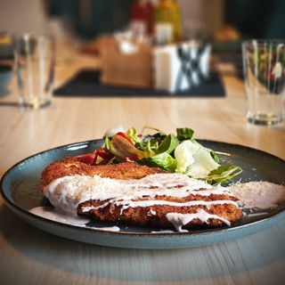 Хрупкаво пиле с лавандулов сос и свежи салати  350г