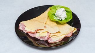 Klasična palačinka sa suvim vratom i kačkavaljem